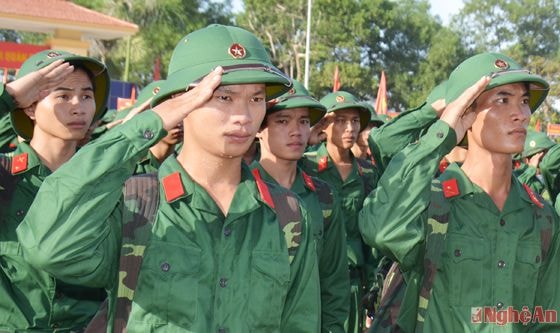 Trước giờ lên đường, các tân binh tham dự lễ giao quân được tổ chức trang trọng, tiết kiệm và hiệu quả. Trong ảnh, các tân binh huyện Nam Đàn nghiêm trang làm lễ chào cờ.