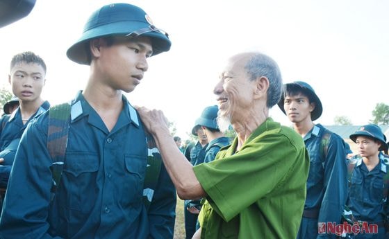 Ông Bạch Sỹ Minh, 81 tuổi, xã Nam Thanh, huyện Nam Đàn dặn dò cháu nội Bạch Sỹ Đồng cố gắng rèn luyện, hoàn thành tốt nhiệm vụ được giao.