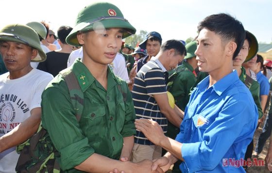 Người thân dặn dò các tân binh trước giờ lên đường.