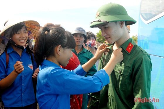 Đoàn viên thanh niên tiễn đưa các tân binh ở huyện Yên Thành. Ảnh: Hồ Các