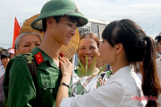 Cô gái tâm tình cùng người yêu trước giờ lên đường tòng quân. Ảnh: Hồ Các.