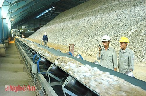 Dây chuyền sản xuất tại Nhà máy xi măng Hoàng Mai. Ảnh: Sỹ Minh