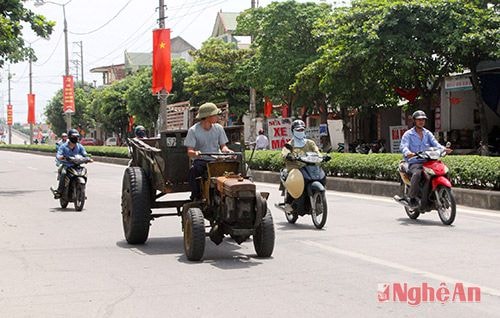 Xe công nông ngang nhiên lưu hành trên Quốc lộ 46.  (Ảnh chụp tại địa phận xã Nam Lĩnh, Nam Đàn)