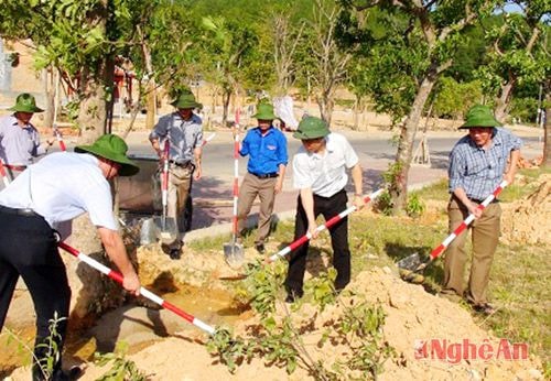 Cục Thuế  Nghệ An trồng cây  lưu niệm  tại Khu Di tích lịch sử  Truông Bồn. Ảnh: P.V
