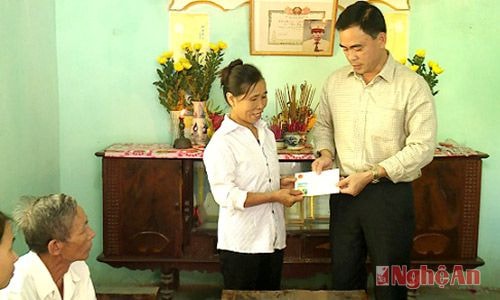 Lãnh đạo Cục Thuế tặng quà cho gia đình liệt sỹ trong ngành.