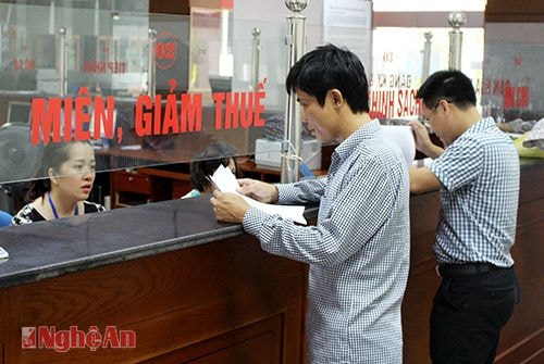 Giao dịch một cửa tại Chi cục Thuế Vinh.