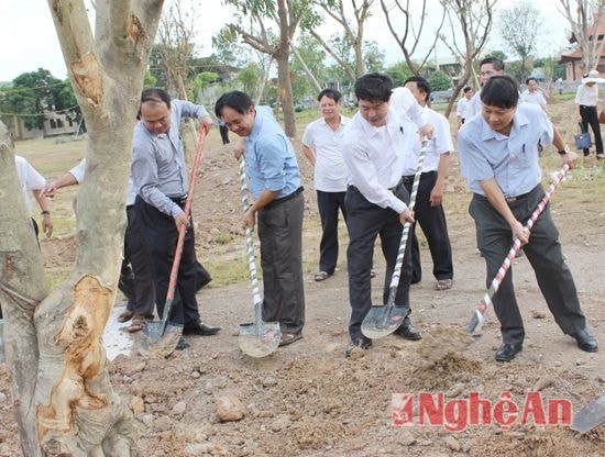  Trồng cây lưu niệm tại Khu di tích Xô Viết Nghệ Tĩnh.