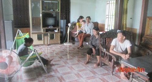 Người nhà Ngư dân Bùi Văn Kỳ đang ngóng đợi tin tức từ phía biển khơi