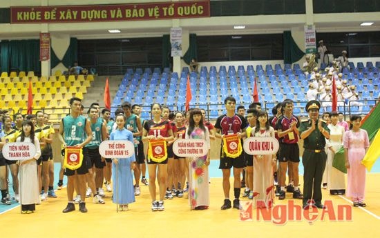  Ban tổ chức trao cờ cho các đội tham dự giải.