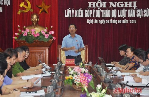  Đồng chí Phạm Văn Tấn- Trưởng đoàn đại biểu quôc hội tỉnh đề nghị các đại biểu tham gia đóng góp ý kiến nghiêm túc, chất lượng vào báo cáo giải trình, tiếp thu, chỉnh lý Bộ luật dân sự ( sửa đổi) của Ủy ban thường vụ Quốc Hội