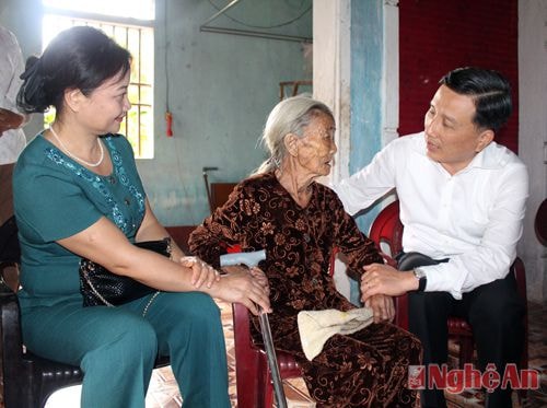 Đồng chí Lê Quang Huy - Phó Bí thư Tỉnh ủy thăm hỏi sức khỏe của bà