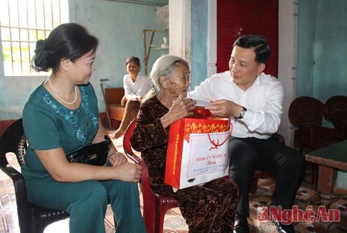 Đồng chí Lê Quang Huy - Phó Bí thư Tỉnh ủy tặng quà cho bà Lê Thị Chân