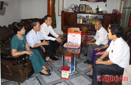 Đồng chí Lê Quang Huy - Phó Bí thư Tỉnh ủy và các đồng chí trong đoàn nghe ông