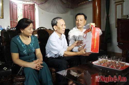 Đồng chí Lê Quang Huy - Phó Bí thư Tỉnh ủy và các đồng chí trong đoàn nghe ông