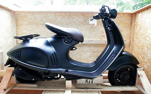 Tại thị trường Việt Nam, người tiêu dùng bắt đầu có thể tiến hành đặt hàng mua Vespa 946 Emporio Armani kể từ ngày 8/9.