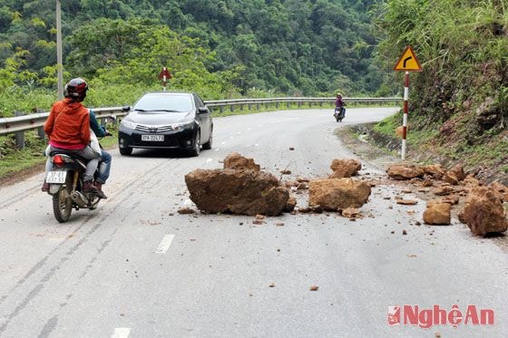 Đêm 8/9, trên địa bàn Kỳ Sơn có mưa lớn nên đất đá trên núi đã sạt lở và nằm lăn lóc giữa đường gây khó khăn trong việc đi lại của người dân