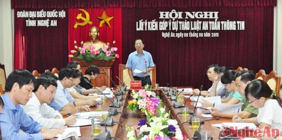 Đồng chí Phạm Văn Tấn - Trưởng đoàn đại biểu Quốc hội tỉnh báo cáo kết quả kỳ họp thứ 9 Quốc hội khóa XIII