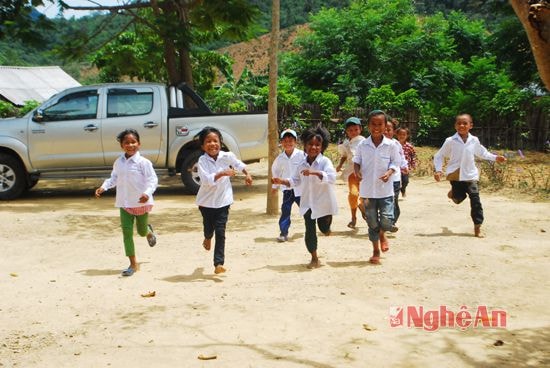 Mỗi ngày đến trường của học sinh bản Thạch Sơn là một ngày vui