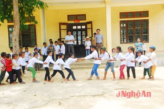 Trò chơi kéo co sau mỗi giờ ra chơi của các em học sinh Thạch Sơn tạo thêm niềm vui mỗi ngày đến trường.