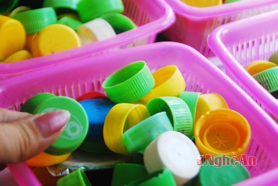 Để tiết kiệm kinh phí, nhà trường nhặt nắp chai đem rửa sạch phục vụ dạy học môn Tiếng Viết