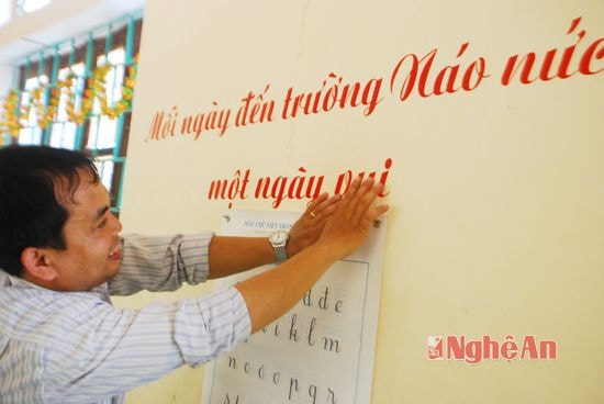 Mỗi năm học mới, thầy cô đều tự tay cắt chữ, trang trí lên tường tạo cho lớp học ấm cúng, thân thiện