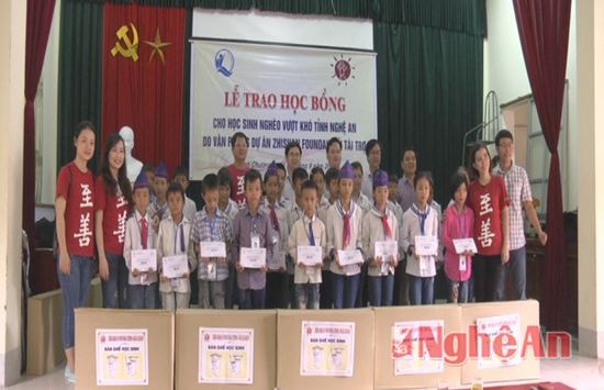  Trao học bổng cho học sinh nghèo vượt khó học giỏi ở Thanh Chương.