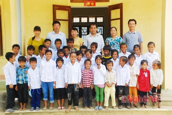 Để động viên thầy cô Thạch Sơn, lãnh đạo xã về tham dự khai giảng năm học mới, chụp ảnh lưu niệm với nhà trường nhằm động viên thầy trò nơi đây tiếp tục dạy tốt, học tốt nơi bản xa.