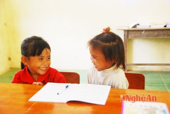 Đôi bạn thân La Thị Hồng và La Thị Thảo năm nay bắt đầu vào lớp 1, mọi thứ đều ngỡ ngàng nhất là chứ viết nên ngày nào cũng đến trường sớm 30 phút để luyện chữ viết cùng nhau.