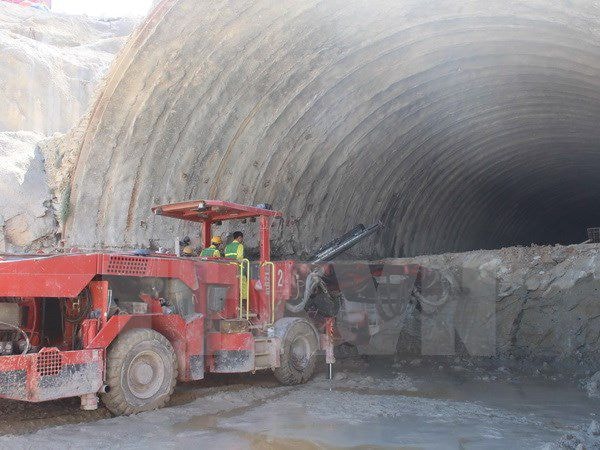 Mét đường hầm cuối cùng đã được khoan thủng vào sáng 9/9. (Ảnh: Đoàn Hữu Trung/TTXVN)