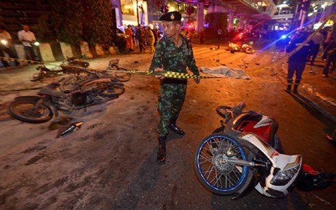 Hiện trường vụ nổ bom đẫm máu ở đền Erawan tối 17/8. Ảnh: Reuters