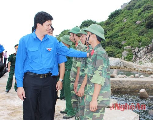 Đồng chí Nguyễn Đình Hùng - Bí thư Tỉnh đoàn Nghệ An ân cần thăm hỏi chiến sỹ trẻ đảo Mắt