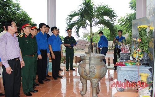 Đoàn lãm lễ dâng hương các anh hùng liệt sỹ tại đảo Mắt