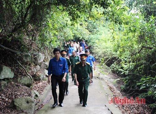 Đoàn đến nơi làm lễ khánh thành 