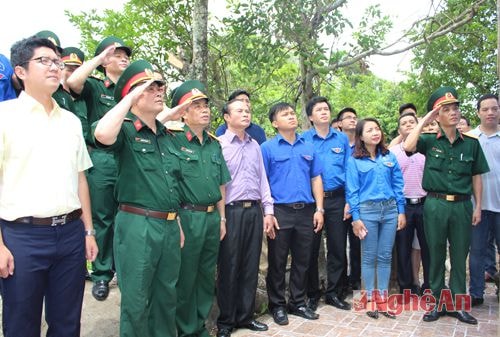 Đoàn làm lễ chào cờ tại Cột cờ Tổ quốc