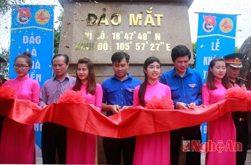 Và cắt băng khánh thành Cột cờ chủ quyền Tổ quốc tại đảo Mắt
