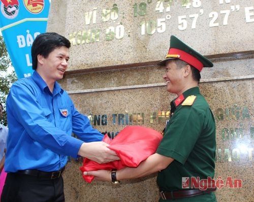 Đại diện Tỉnh đoàn trao cờ Tổ quốc cho chiến sỹ đảo Mắt