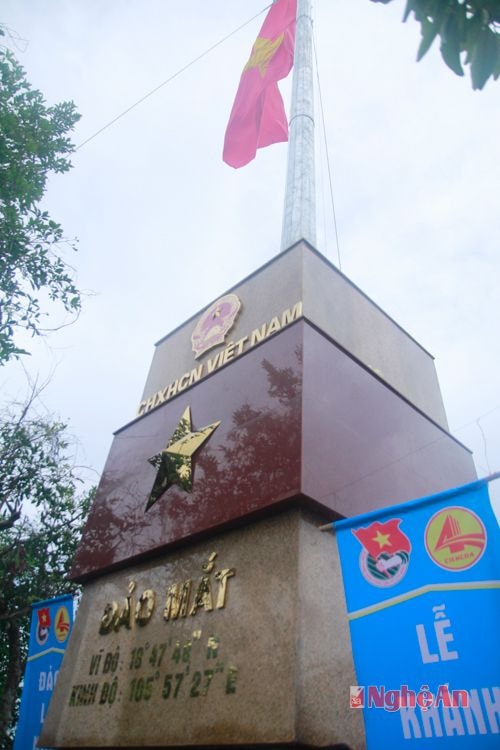 Cột cờ chủ quyền Tổ quốc tại đảo Mắt 