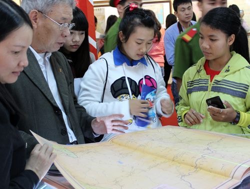 Nhiều nhà nghiên cứu khoa học và quân sự ở Đà Lạt đến triển lãm, tận tình giảng giải cho các bạn trẻ về những tài liệu đang trưng bày liên quan đến chủ quyền Hoàng Sa, Trường Sa. Ảnh: Quốc Dũng