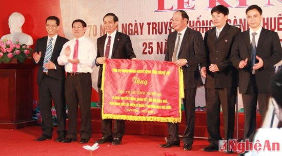 Lãnh đạo tỉnh trao bức trướng cho Ngành thuế Nghệ An nhân dịp 70 năm truyền  thống  của ngành