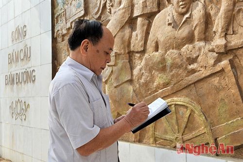 Nhà báo Thanh Phong tác nghiệp tại Khu di tích lịch sử quốc gia Truông Bồn