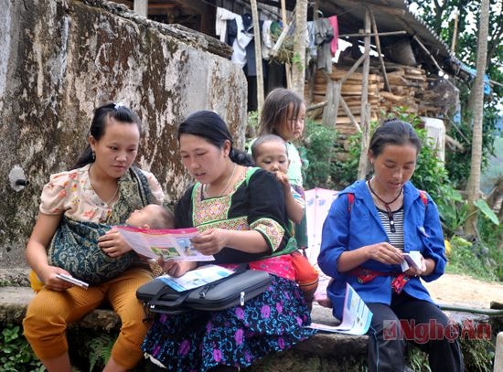 Cán bộ dân số xã Đoọc Mạy (Kỳ Sơn) phát tờ rơi tuyên truyền biện pháp tránh thai cho phụ nữ trong độ tuổi sinh đẻ.  Ảnh: Thành Hưng