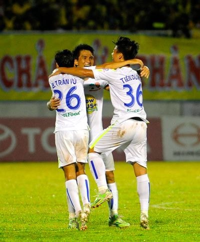 Cầu thủ HAGL vui như thể đã trụ hạng sau trận thắng SLNA ở vòng 22 V-League 2015. Ảnh Internet