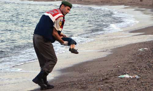 Thi thể bé trai người Kurd ở Syria dạt vào bờ biển của Thổ Nhĩ Kỳ hồi đầu tháng. Ảnh: AP.