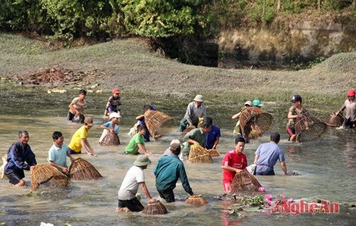 Hầu hết những người nơm cá là đàn ông, con trai và nhiều trẻ em cũng háo hức tham gia