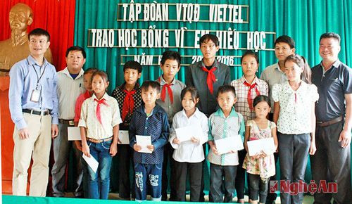 Đại diện lãnh đạo Viettel trao học bổng cho học sinh ở xã Nậm Càn (Kỳ Sơn)
