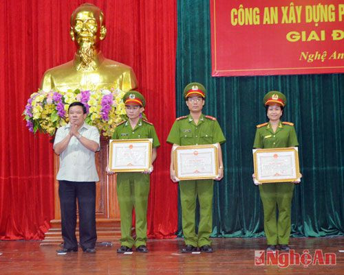 Đồng chí Nguyễn Huy Lân - Phó Trưởng ban thường trực Ban Nội chính Tỉnh ủy trao bằng khen của Chủ tịch UBND tỉnh cho 3 tập thể điển hình.