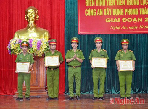 Thượng tá Nguyễn Đức Hải - Phó Giám đốc Công an tỉnh trao giấy khen của Giám đốc Công an tỉnh Nghệ An cho các cá nhân, tập thể điển hình tiêu biểu.