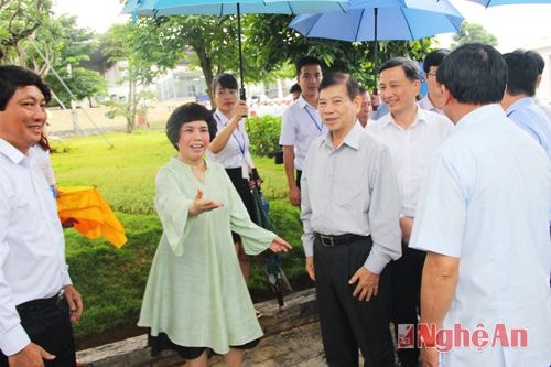 Lãnh đạo, công nhân viên Tập đoàn TH vui mừng đón đồng chí Nguyễn Minh Triết.