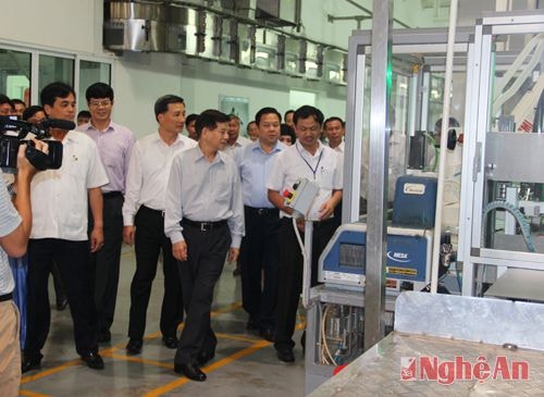 Lãnh đạo, công nhân viên Tập đoàn TH vui mừng đón đồng chí Nguyễn Minh Triết.