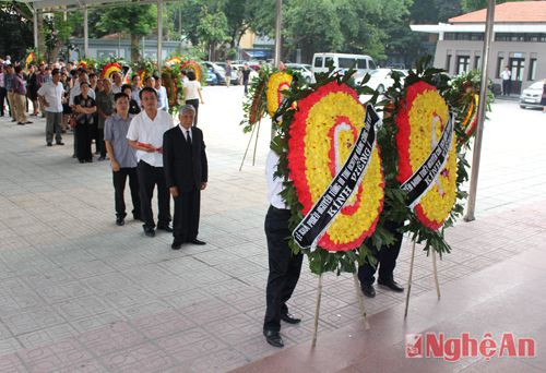 Đồng chí Lê Khả Phiêu, nguyên Tổng Bí thư Đảng Cộng sản Việt Nam đến dự lễ tang nhà báo Nguyễn Thanh Phong